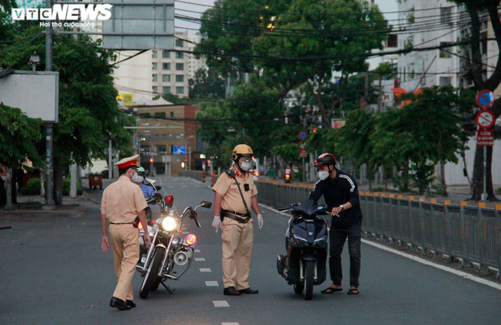 Đường phố TP.HCM vắng vẻ trong ngày đầu áp dụng 'ở nhà sau 18h' - 4