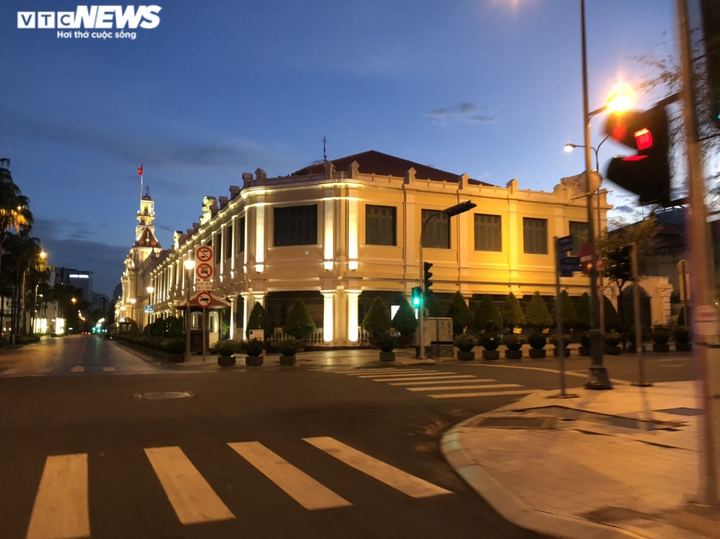 Đường phố TP.HCM vắng vẻ trong ngày đầu áp dụng 'ở nhà sau 18h' - 7