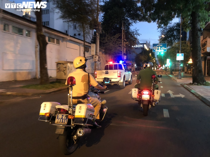 Đường phố TP.HCM vắng vẻ trong ngày đầu áp dụng 'ở nhà sau 18h' - 5