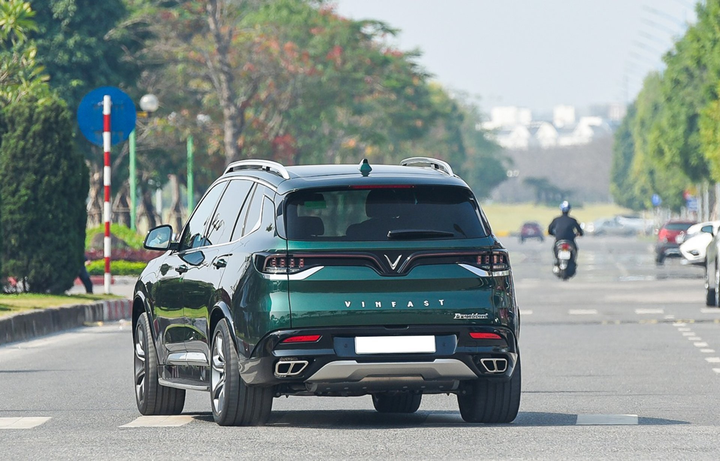 Chiêm ngưỡng loạt VinFast President màu 'cực độc' khoe sắc trên đường phố - 10