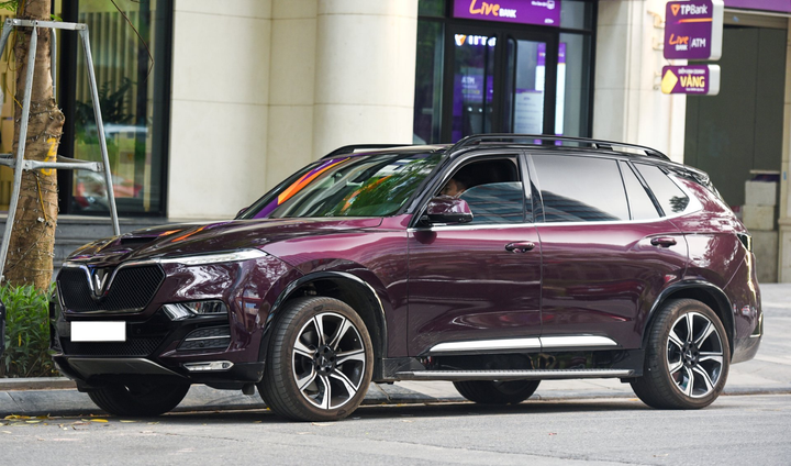 Chiêm ngưỡng loạt VinFast President màu 'cực độc' khoe sắc trên đường phố - 9