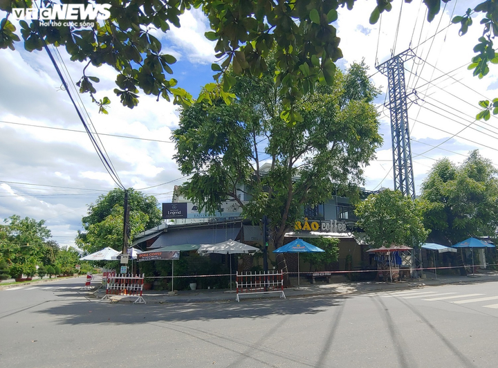 Ảnh: Phố cổ Hội An vắng lặng như tờ trong ngày đầu giãn cách xã hội - 2