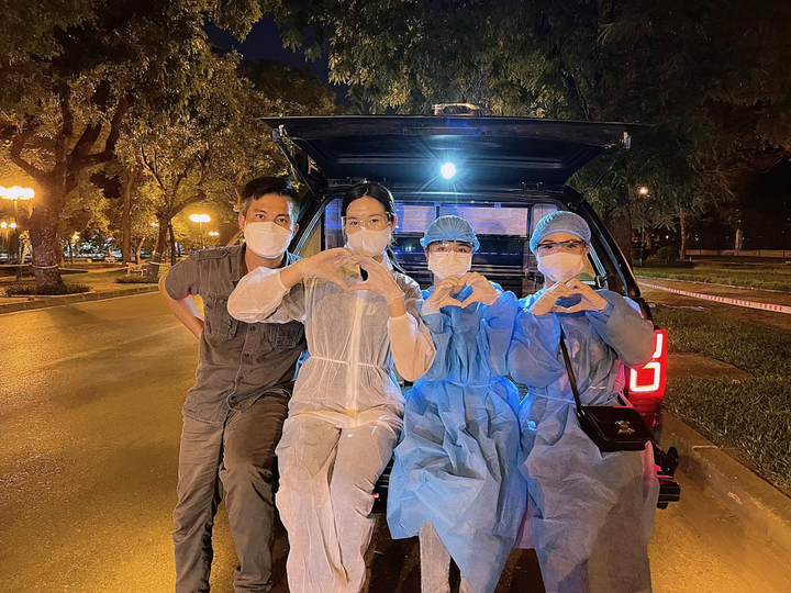 Hoa hậu Đỗ Thị Hà phát cơm từ thiện cho xóm nghèo Hà Nội - 1