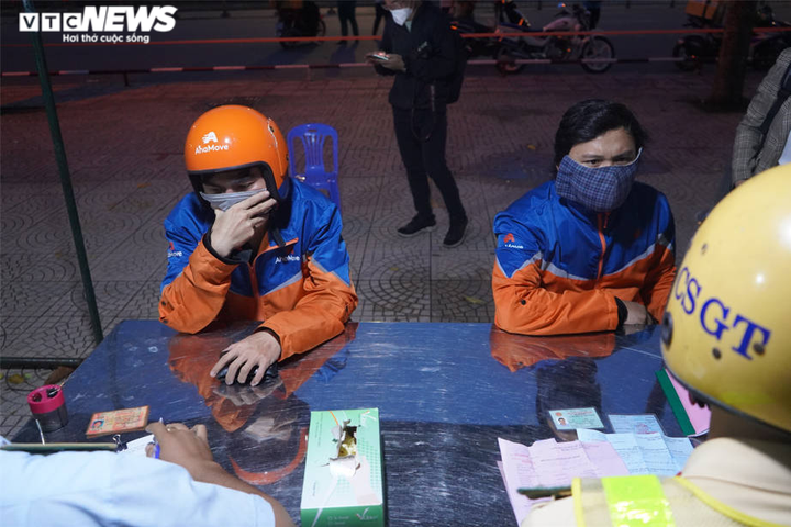 TP.HCM: Người đàn ông ra đường sau 18h để rút tiền bị phạt 2 triệu đồng - 1