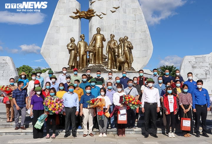 Ảnh: 29 bác sĩ, điều dưỡng Quảng Bình lên đường chi viện TP.HCM chống dịch - 1