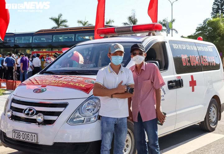 Ảnh: 29 bác sĩ, điều dưỡng Quảng Bình lên đường chi viện TP.HCM chống dịch - 8