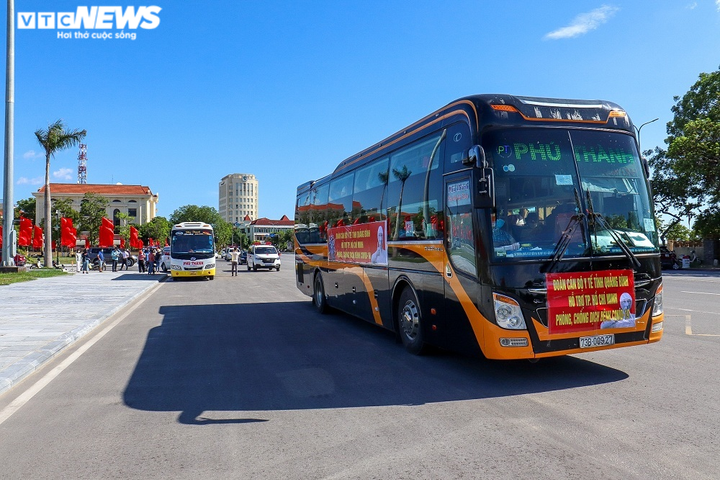 Ảnh: 29 bác sĩ, điều dưỡng Quảng Bình lên đường chi viện TP.HCM chống dịch - 9