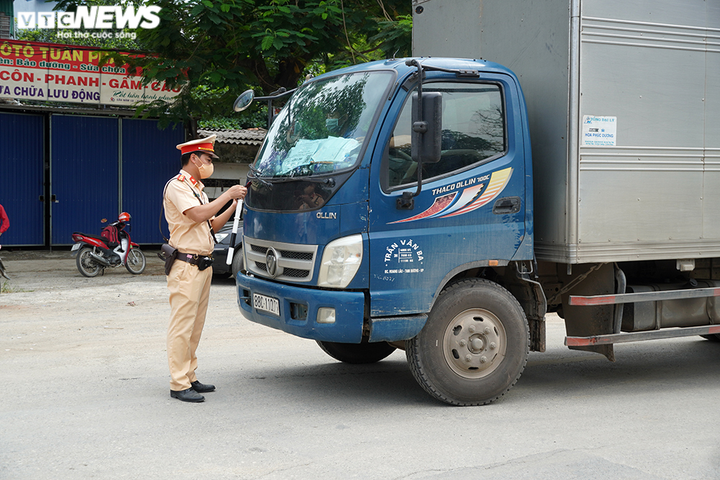 Ảnh: Mở thêm chốt kiểm soát, cửa ngõ Hà Nội không còn cảnh ùn tắc kéo dài - 4