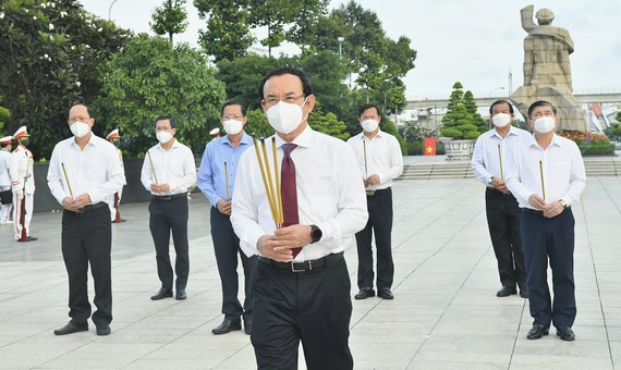 Lãnh đạo TP.HCM dâng hoa, dâng hương tưởng niệm các anh hùng liệt sĩ - 1