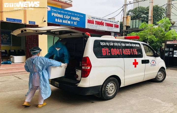 Rời Bắc Giang, chàng trai trẻ tiếp tục lái xe cứu thương vào TP.HCM chống dịch - 1