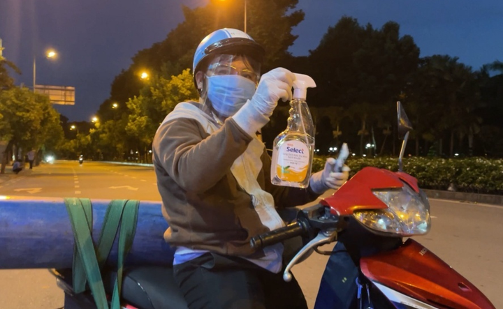 Cộng đồng mạng xót xa hình ảnh bố bất chấp lệnh cấm, đi chở bình oxy về cứu con - 1