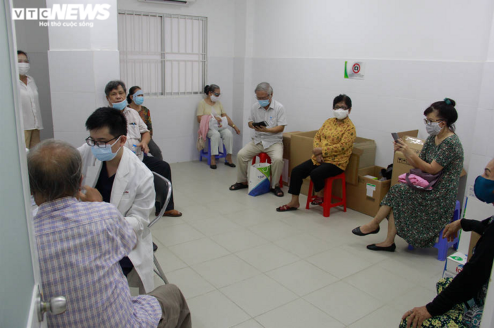 Người già mắc bệnh nền ở TP.HCM ngồi xe lăn, chống gậy đi tiêm vaccine COVID-19 - 15
