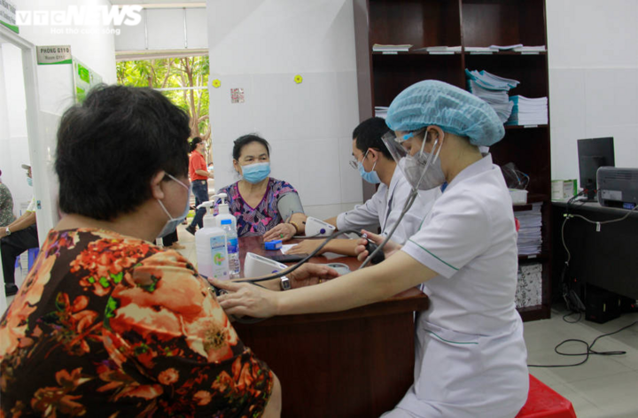 Người già mắc bệnh nền ở TP.HCM ngồi xe lăn, chống gậy đi tiêm vaccine COVID-19 - 12