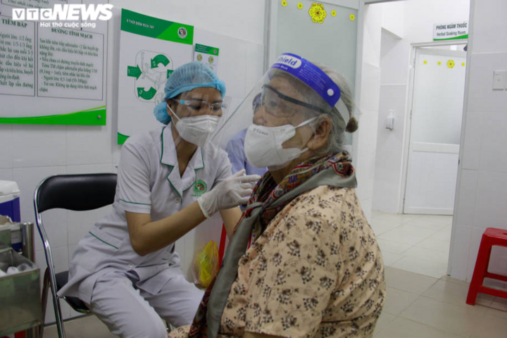 Người già mắc bệnh nền ở TP.HCM ngồi xe lăn, chống gậy đi tiêm vaccine COVID-19 - 13