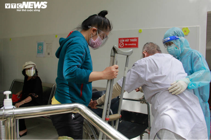 Người già mắc bệnh nền ở TP.HCM ngồi xe lăn, chống gậy đi tiêm vaccine COVID-19 - 11
