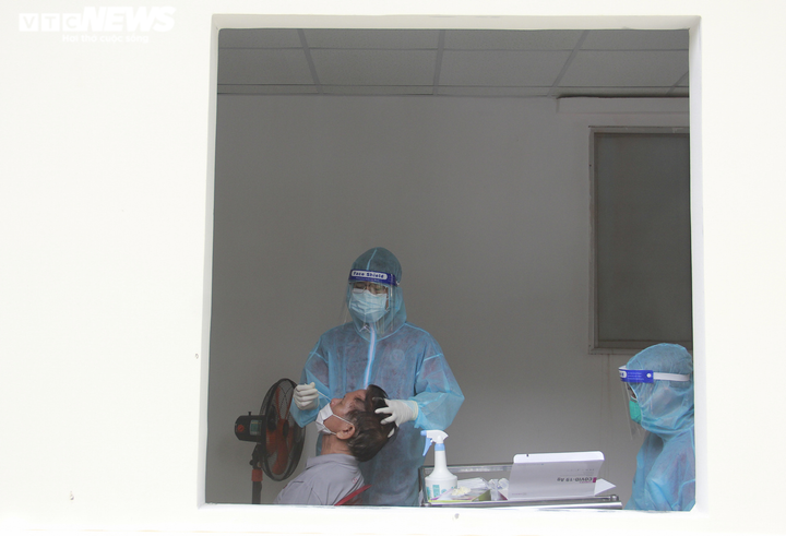 Người già mắc bệnh nền ở TP.HCM ngồi xe lăn, chống gậy đi tiêm vaccine COVID-19 - 6