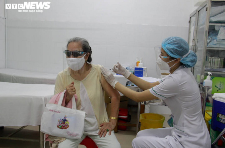 Người già mắc bệnh nền ở TP.HCM ngồi xe lăn, chống gậy đi tiêm vaccine COVID-19 - 14