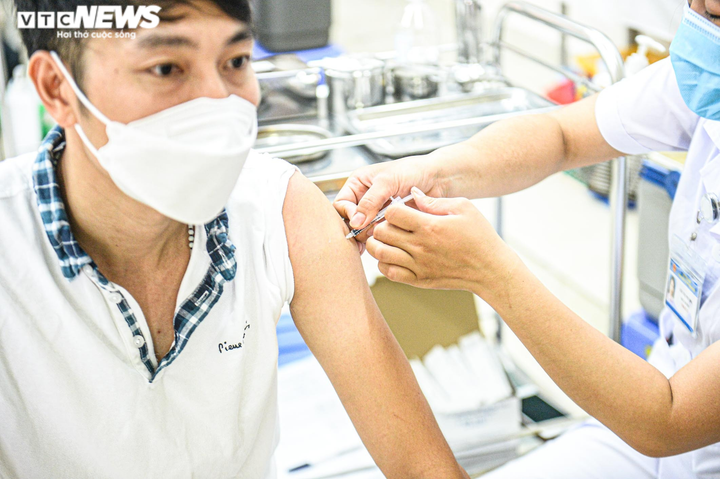 Ảnh: Hà Nội bắt đầu chiến dịch tiêm vaccine COVID-19 lớn nhất trong lịch sử - 12