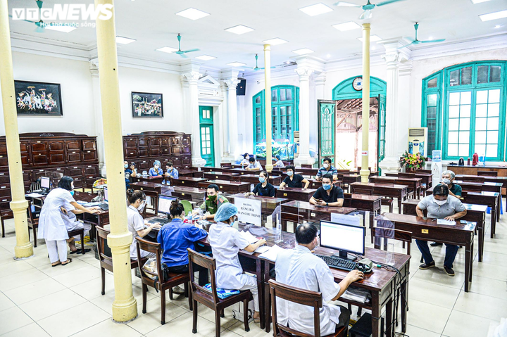 Ảnh: Hà Nội bắt đầu chiến dịch tiêm vaccine COVID-19 lớn nhất trong lịch sử - 15