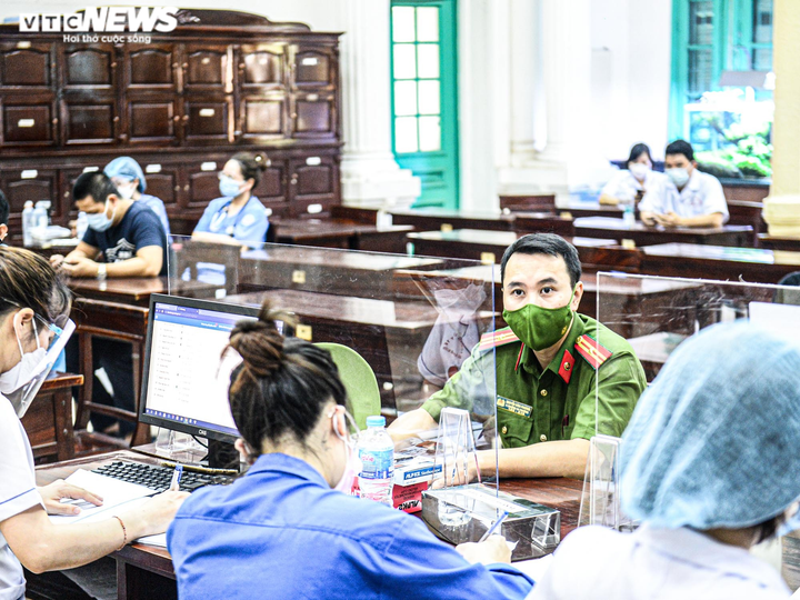 Ảnh: Hà Nội bắt đầu chiến dịch tiêm vaccine COVID-19 lớn nhất trong lịch sử - 14