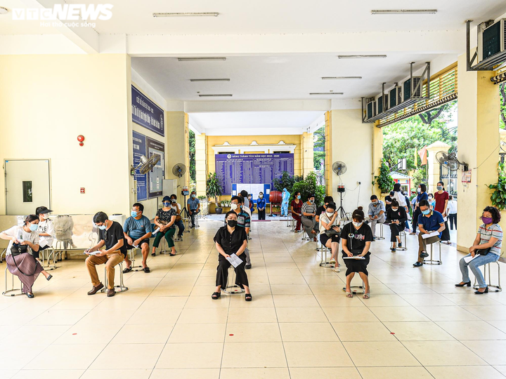 Ảnh: Hà Nội bắt đầu chiến dịch tiêm vaccine COVID-19 lớn nhất trong lịch sử - 1