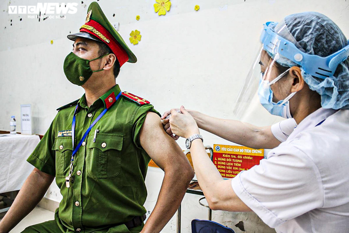 Ảnh: Hà Nội bắt đầu chiến dịch tiêm vaccine COVID-19 lớn nhất trong lịch sử - 11