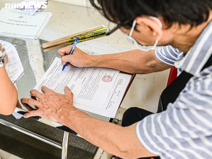 Ảnh: Hà Nội bắt đầu chiến dịch tiêm vaccine COVID-19 lớn nhất trong lịch sử - 2