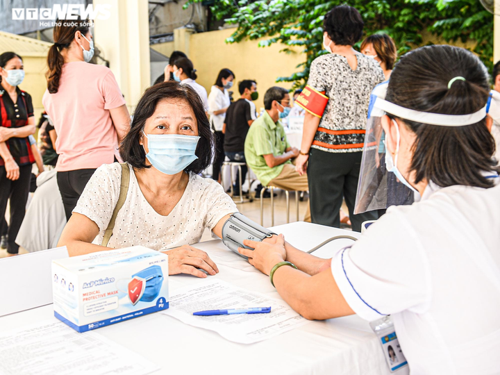 Ảnh: Hà Nội bắt đầu chiến dịch tiêm vaccine COVID-19 lớn nhất trong lịch sử - 6