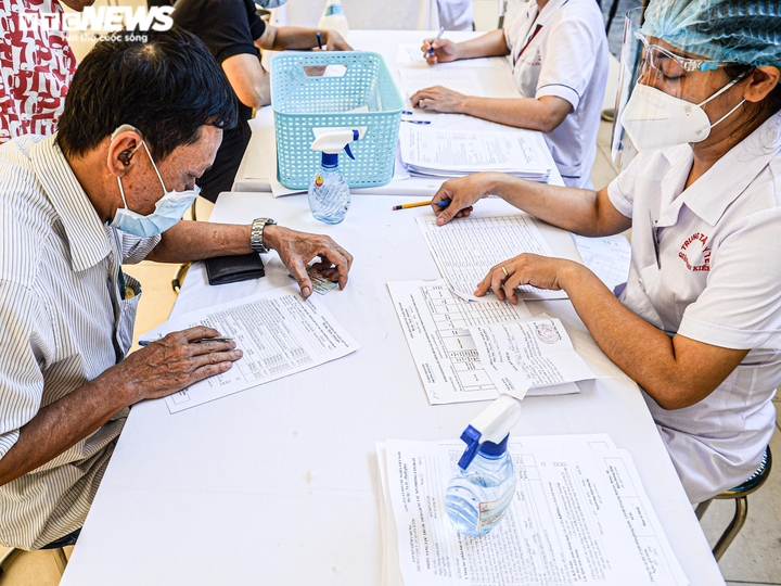 Ảnh: Hà Nội bắt đầu chiến dịch tiêm vaccine COVID-19 lớn nhất trong lịch sử - 5