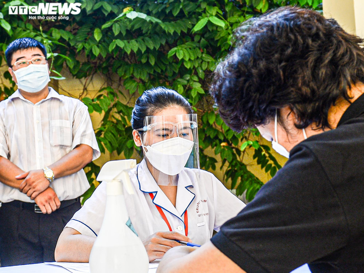 Ảnh: Hà Nội bắt đầu chiến dịch tiêm vaccine COVID-19 lớn nhất trong lịch sử - 7