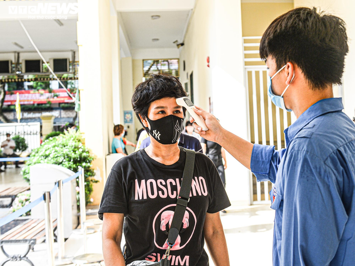 Ảnh: Hà Nội bắt đầu chiến dịch tiêm vaccine COVID-19 lớn nhất trong lịch sử - 4