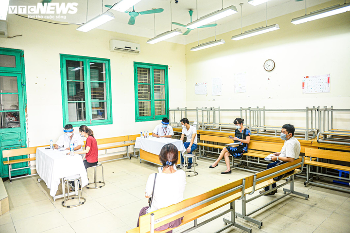 Ảnh: Hà Nội bắt đầu chiến dịch tiêm vaccine COVID-19 lớn nhất trong lịch sử - 8