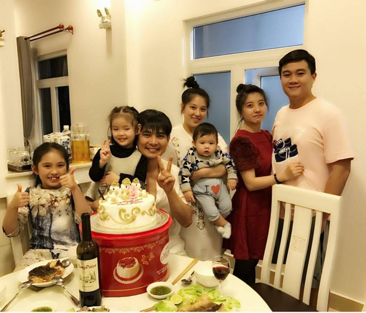 Những 'ông vua hội chợ' lấy người hâm mộ: Tình yêu 'hiếm có khó tìm' của Vbiz - 9