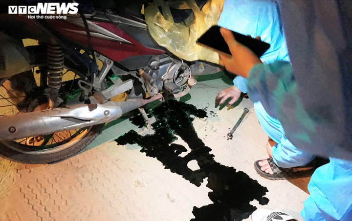 Trắng đêm vá xe, tiếp nước hỗ trợ người từ miền Nam về quê tránh dịch COVID-19 - 2