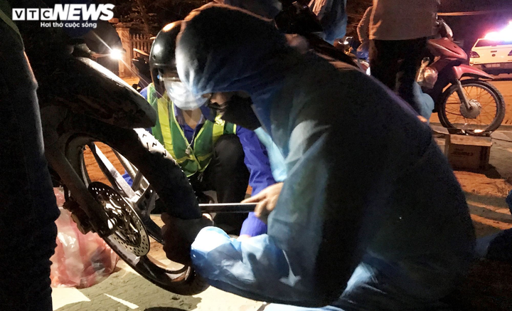 Trắng đêm vá xe, tiếp nước hỗ trợ người từ miền Nam về quê tránh dịch COVID-19 - 3