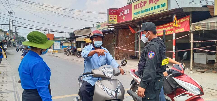 TP.HCM: Test nhanh người đi đường huyện Hóc Môn, phát hiện 26 ca dương tính - 1