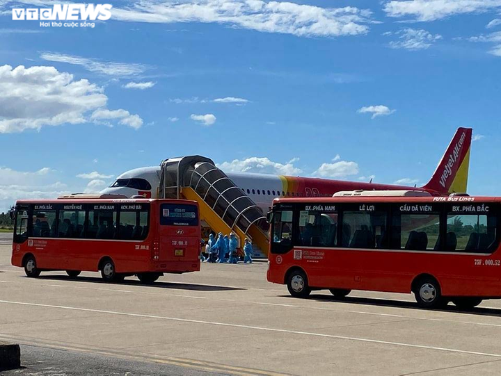 Ảnh: Dân vùng dịch ùn ùn đi xe máy về quê, 'vạ vật' tại các chốt kiểm soát ở Huế - 14