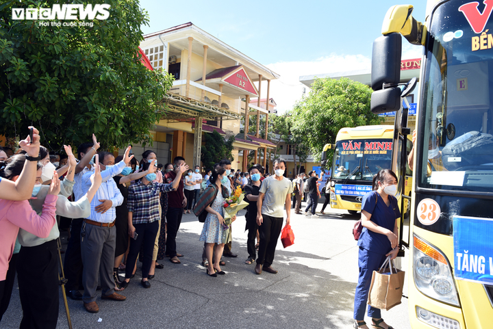 60 y bác sĩ Nghệ An tình nguyện vào Bình Dương chống dịch COVID-19 - 1