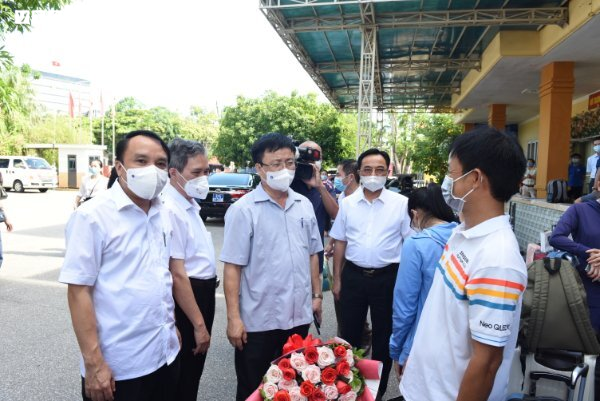 60 y bác sĩ Nghệ An tình nguyện vào Bình Dương chống dịch COVID-19 - 2