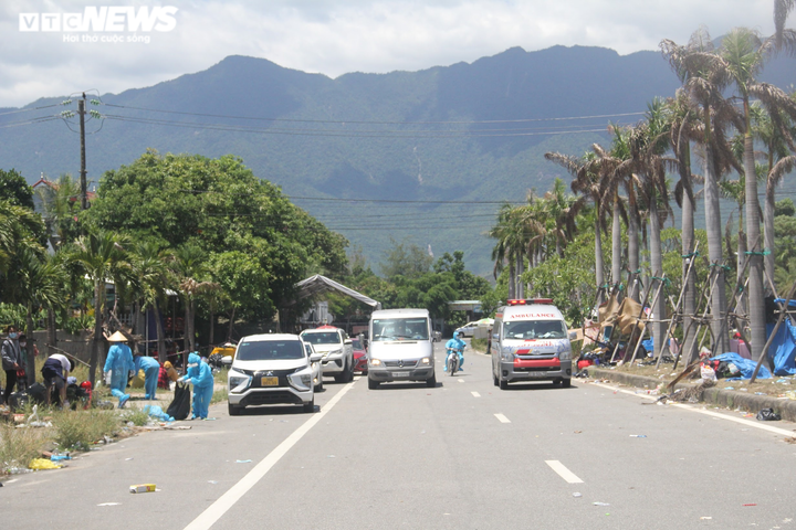 Ảnh: Dân vùng dịch ùn ùn đi xe máy về quê, 'vạ vật' tại các chốt kiểm soát ở Huế - 6