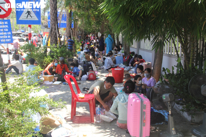 Ảnh: Dân vùng dịch ùn ùn đi xe máy về quê, 'vạ vật' tại các chốt kiểm soát ở Huế - 2