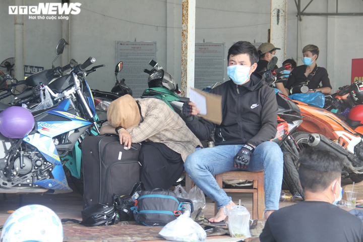 Ảnh: Dân vùng dịch ùn ùn đi xe máy về quê, 'vạ vật' tại các chốt kiểm soát ở Huế - 13