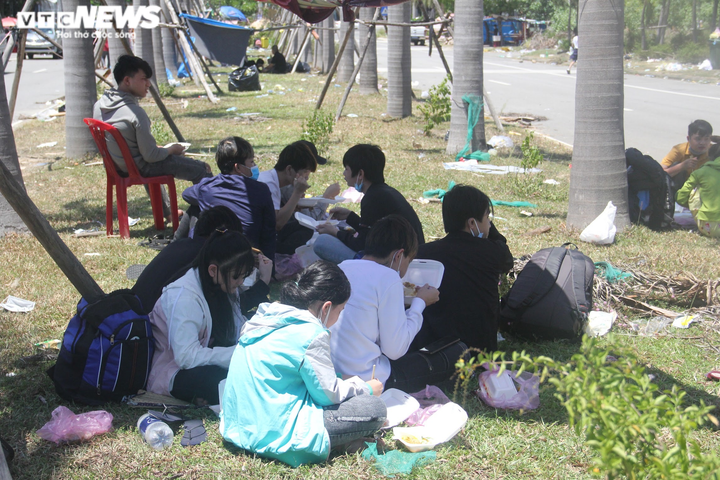 Ảnh: Dân vùng dịch ùn ùn đi xe máy về quê, 'vạ vật' tại các chốt kiểm soát ở Huế - 7