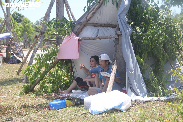 Ảnh: Dân vùng dịch ùn ùn đi xe máy về quê, 'vạ vật' tại các chốt kiểm soát ở Huế - 9