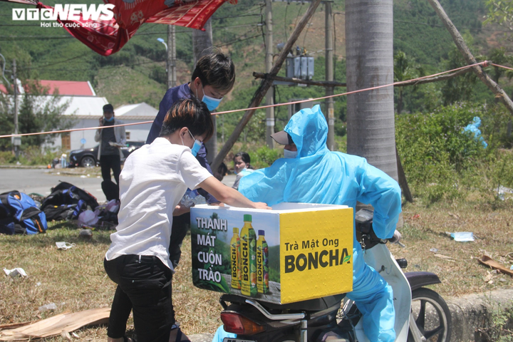 Ảnh: Dân vùng dịch ùn ùn đi xe máy về quê, 'vạ vật' tại các chốt kiểm soát ở Huế - 10