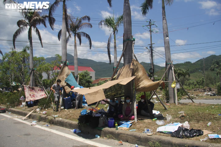 Ảnh: Dân vùng dịch ùn ùn đi xe máy về quê, 'vạ vật' tại các chốt kiểm soát ở Huế - 8