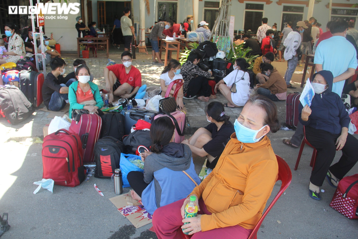 Ảnh: Dân vùng dịch ùn ùn đi xe máy về quê, 'vạ vật' tại các chốt kiểm soát ở Huế - 3