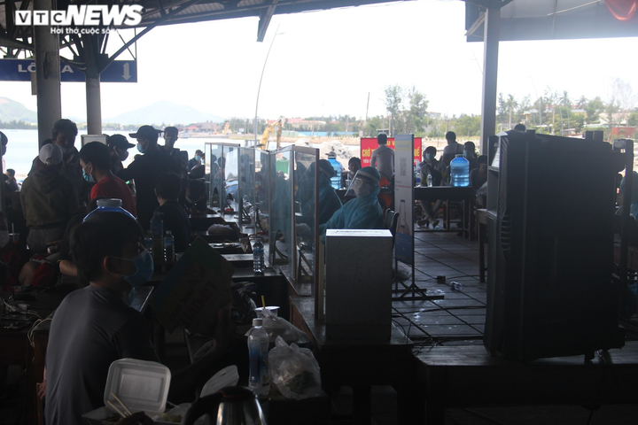 Ảnh: Dân vùng dịch ùn ùn đi xe máy về quê, 'vạ vật' tại các chốt kiểm soát ở Huế - 4