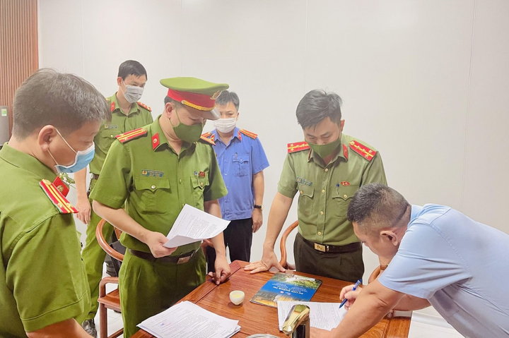 Khởi tố, bắt tạm giam 2 chuyên gia người Trung Quốc buôn lậu máy móc - 1