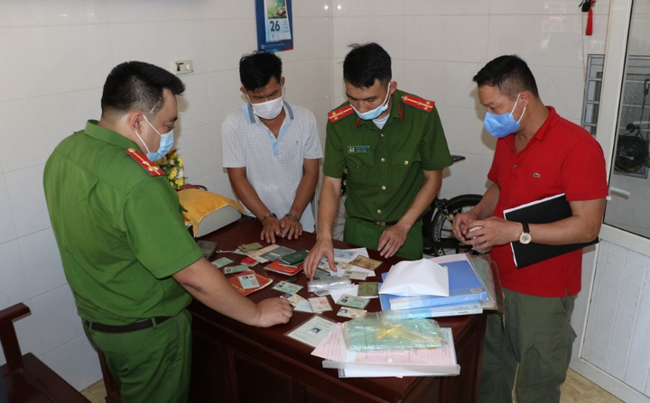 Bắt kẻ cho vay nặng lãi hàng chục tỷ đồng, tàng trữ súng đạn - 1